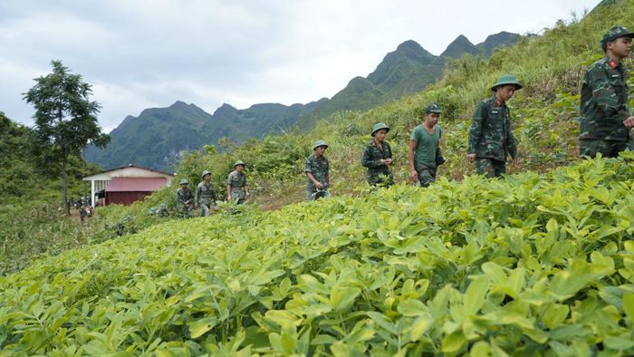 Cán bộ, chiến sĩ hành quân lên bản Dao, chung sức mở đường cùng nhân dân
