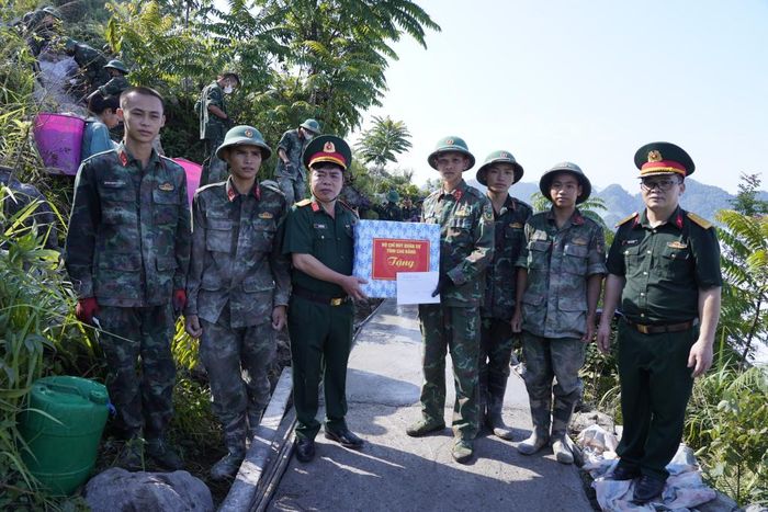 Sự quan tâm, động viên của lãnh đạo Bộ Chỉ huy Quân sự tỉnh tiếp thêm động lực để cán bộ, chiến sĩ vững bước đồng hành cùng nhân dân mở đường về bản.