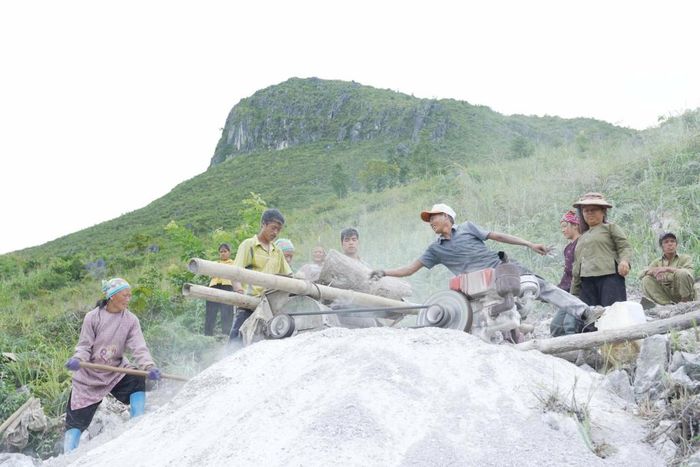 Bụi đá phủ bạc mái đầu, niềm tin về ngày mai sáng trong từng nụ cười.