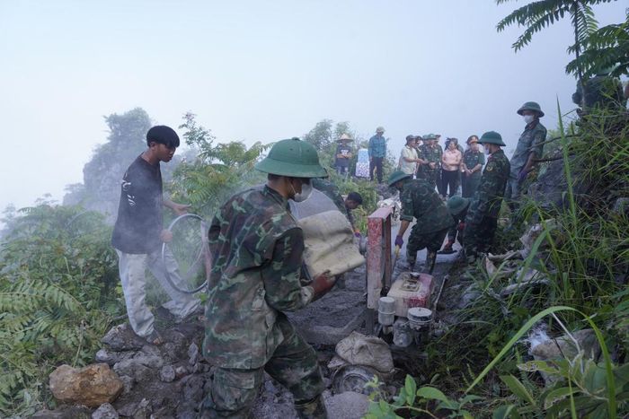 Xi măng, bột đá hòa cùng những giọt mồ hôi, từng ngày bồi đắp con đường mới lên bản Dao.