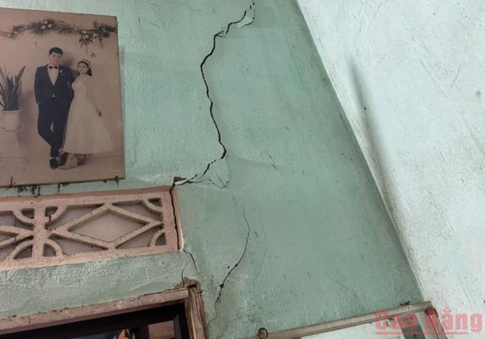 Nhà ông Nông Bế Vinh, xóm Bản Piậy, xã Bảo Lạc bị nứt tường sau rung chấn mạnh.