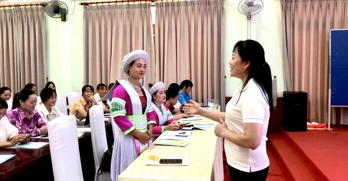 Giảng viên trao đổi, hướng dẫn hội viên cơ sở kỹ năng ứng dụng công nghệ số trong quảng bá và bán hàng.