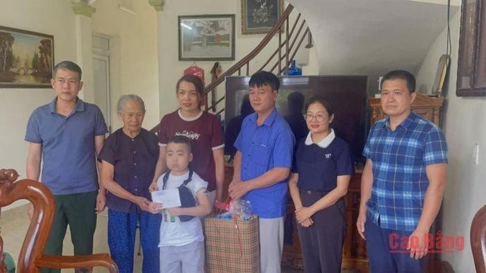 Lãnh đạo Sở Y tế tặng quà cháu Bế Trung Hiếu.