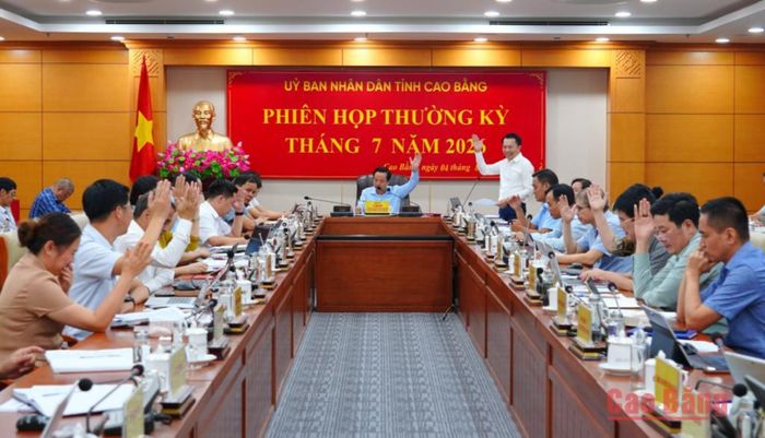 Đại biểu biểu quyết thông qua các dự thảo quyết định trình tại phiên họp.