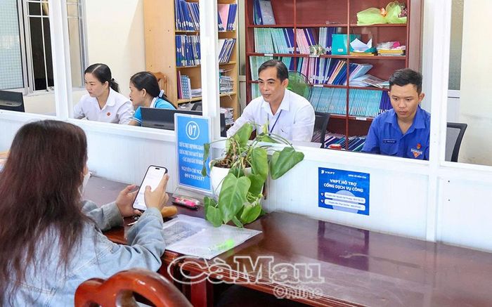 Thành viên tổ công nghệ số cộng đồng hỗ trợ người dân nộp hồ sơ ngay tại Trung tâm Phục vụ hành chính công xã Năm Căn.