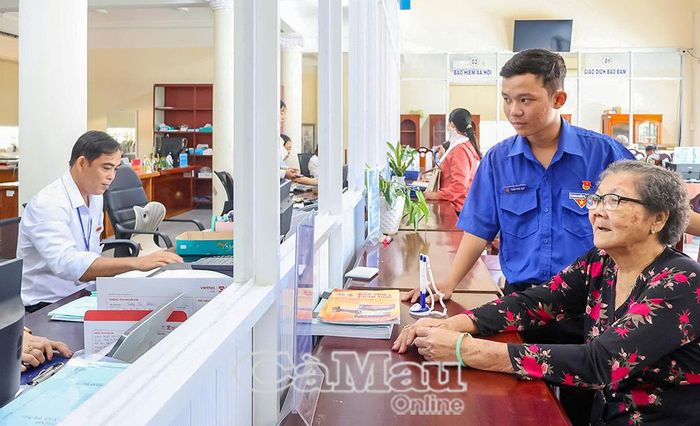 Anh Trần Phú Quý, Tổ phó Tổ Công nghệ số cộng đồng ấp Cái Nẩy (thứ hai từ phải sang)