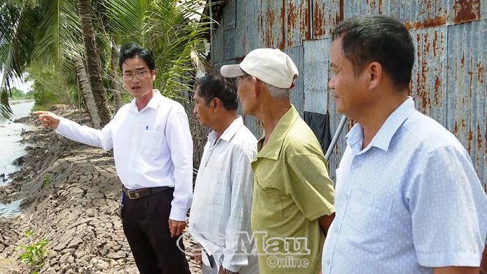 Ðồng chí Trần Văn Nguyên, Phó Bí thư Chi bộ, Trưởng ấp Xóm Mới (bìa trái) trao đổi với nông dân về mô hình nuôi tôm ít thay nước kết hợp sử dụng chế phẩm sinh học.