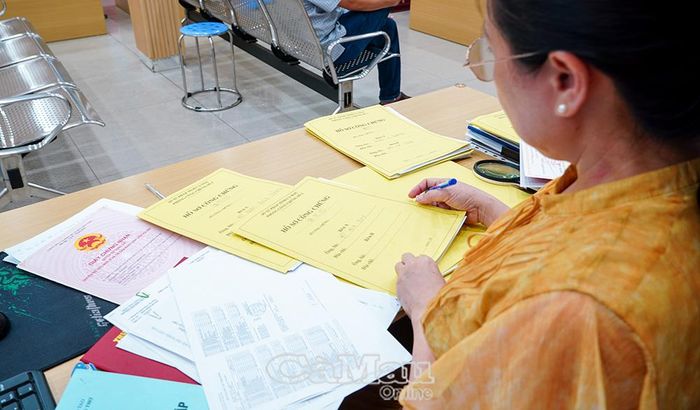 Hồ sơ công chứng hợp đồng chuyển nhượng quyền sử dụng đất được cơ quan thuế phối hợp khai thác, đối chiếu với cơ sở dữ liệu nhằm kịp thời phát hiện, xử lý các trường hợp kê khai chưa phù hợp với giá trị giao dịch thực tế.