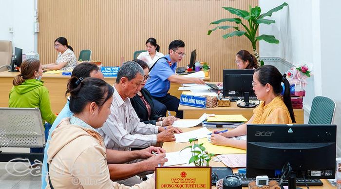 Người dân thực hiện thủ tục công chứng hợp đồng chuyển nhượng quyền sử dụng đất tại Phòng Công chứng số 1 tỉnh Cà Mau.