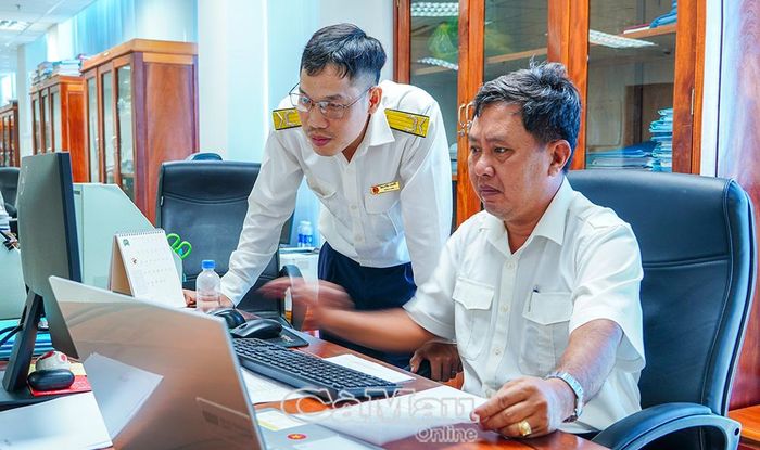 Công chức Thuế tỉnh Cà Mau thực hiện kiểm tra, đối chiếu hồ sơ người nộp thuế theo phương pháp quản lý rủi ro nhằm kịp thời phát hiện, xử lý các trường hợp vi phạm.