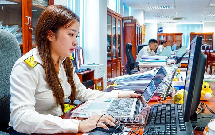 Công chức Thuế tỉnh ứng dụng công nghệ thông tin, khai thác cơ sở dữ liệu và các nền tảng số góp phần nâng cao hiệu quả quản lý thuế, tạo thuận lợi cho người nộp thuế thực hiện nghĩa vụ.