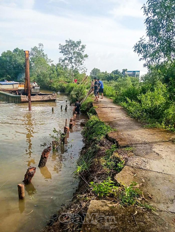 Thời gian qua, xã Tân Hưng đã chủ động đầu tư một số đoạn kè để bảo vệ các tuyến giao thông nông thôn trước nguy cơ sạt lở.