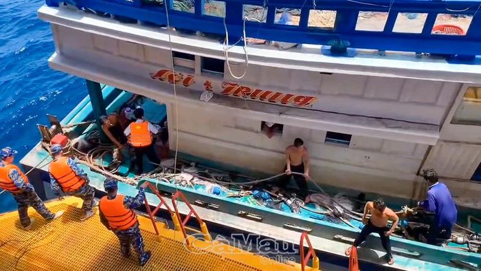 Ngay sau khi tiếp nhận thông tin, quân y Nhà giàn DK1/10 nhanh chóng xuống tàu cá kiểm tra tình trạng sức khỏe của ngư dân gặp nạn.