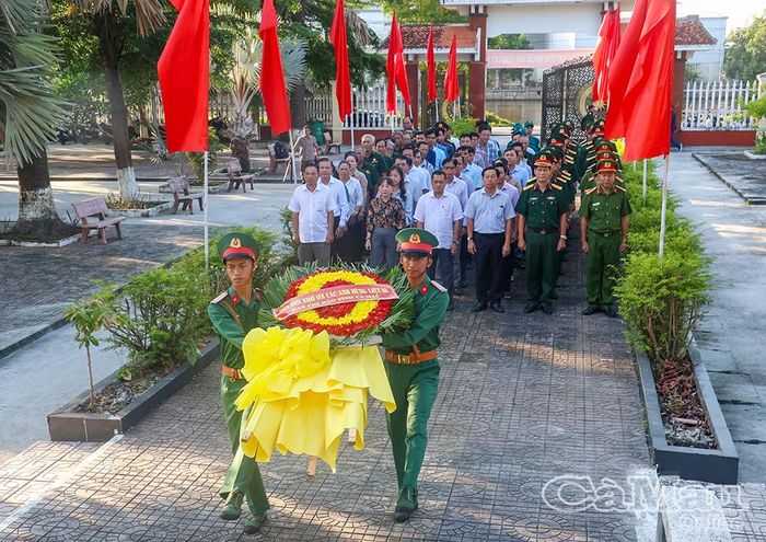Ban Chỉ đạo 515 tỉnh và lãnh đạo địa phương dâng hoa tri ân các anh hùng liệt sĩ tại Nghĩa trang Liệt sĩ Thới Bình, xã Trí Phải.