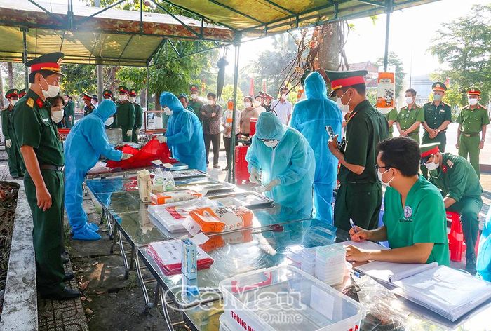 Tổ lấy mẫu sinh phẩm và Tổ số hóa mẫu sinh phẩm thực hiện nhiệm vụ tại Nghĩa trang Liệt sĩ Thới Bình.