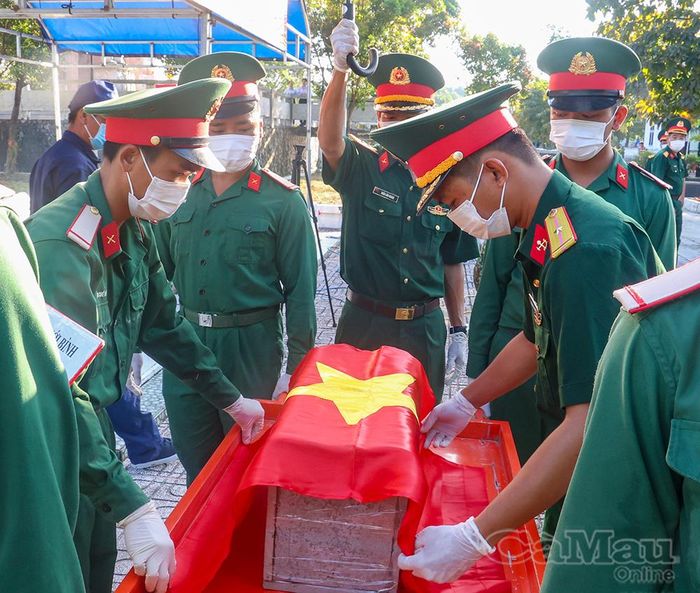 Hài cốt liệt sĩ được thực hiện quy trình lấy mẫu cẩn thận trong từng khâu đúng quy định.