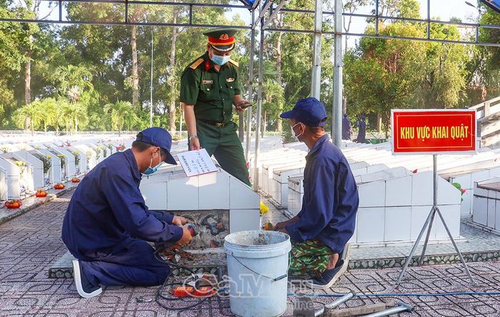 Tổ khai quật nỗ lực khắc phục khó khăn, thực hiện đúng quy trình kỹ thuật, quyết tâm hoàn thành tốt nhiệm vụ thiêng liêng.