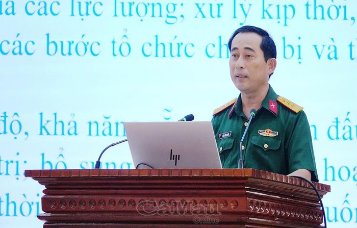 Thượng tá Kiều Công Nghiệm, Phó Tham mưu trưởng Bộ Chỉ huy Quân sự tỉnh Cà Mau, triển khai ý định diễn tập chiến đấu phòng thủ năm 2026.