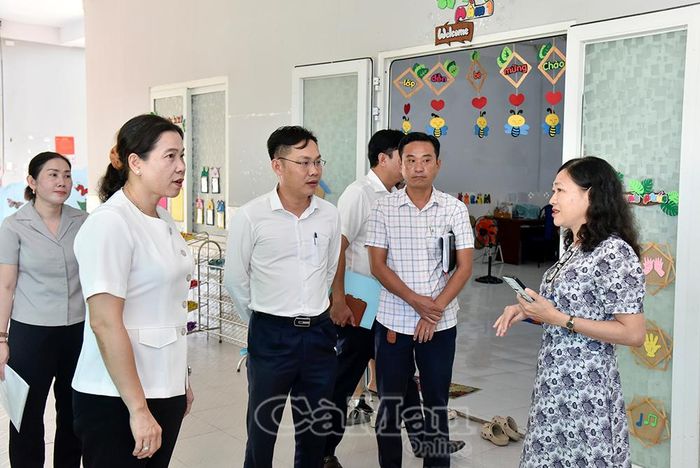 Bà Phạm Thị Loan, Hiệu trưởng Trường Mầm non Bạc Liêu (bìa phải), phản ánh khó khăn về thiếu chỉ tiêu tuyển sinh.