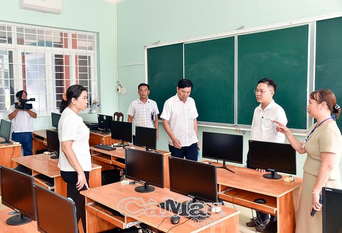  Phòng học Ngoại ngữ tại Trường Tiểu học Nguyễn Thị Định là một trong 4 phòng đang bị sụt lún, ảnh hưởng đến việc dạy và học trong năm học mới.