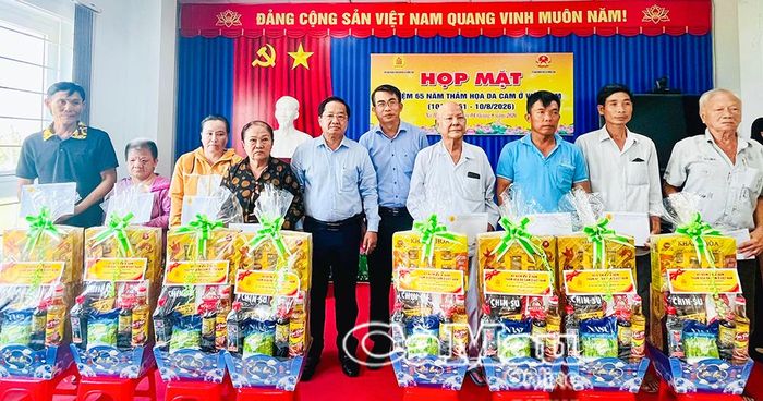 Phó Chủ tịch Thường trực Ủy ban MTTQ Việt Nam tỉnh Cà Mau Lê Thanh Triều và Bí thư Đảng ủy Xã Hồng Dân Hà Tấn Linh trao quà cho nạn nhân và đại diện gia đình nạn nhân chất độc da cam.
