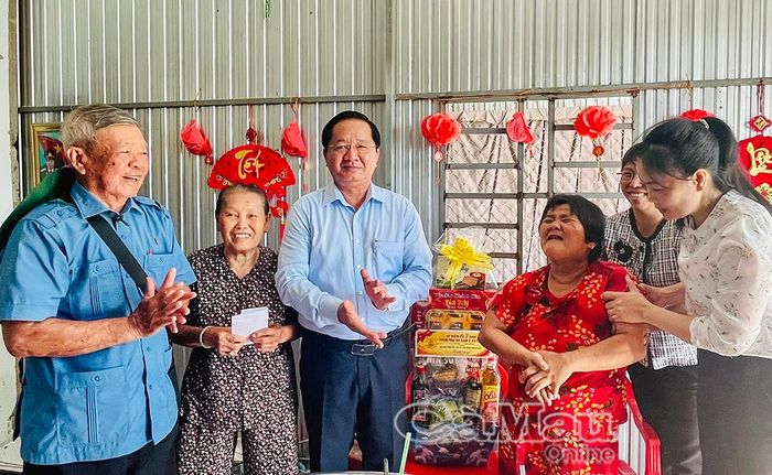Phó Chủ tịch Thường trực Ủy ban MTTQ Việt Nam tỉnh Cà Mau Lê Thanh Triều (thứ ba từ trái sang) trao quà đến chị Võ Thị Chúc Linh, nạn nhân chất độc da cam, ấp Ninh Thạnh, Xã Hồng Dân.