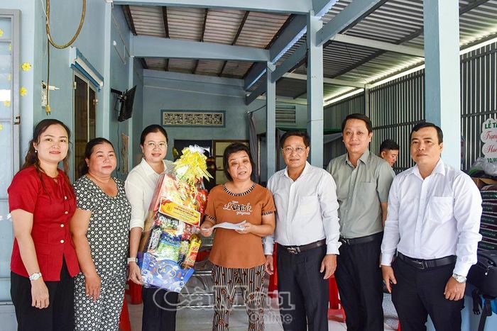 Phó Chủ tịch HĐND tỉnh Bùi Tấn Bảy cùng lãnh đạo xã Châu Thới trao quà đến bà Đỗ Diệu Linh, nạn nhân chất độc da cam, ấp Tam Hưng, xã Châu Thới.