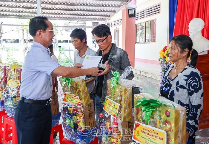 Phó Bí thư Tỉnh ủy, Chủ tịch Ủy ban MTTQ Việt Nam tỉnh Cà Mau Hồ Thanh Thủy trao quà đến đại diện các hộ gia đình có người thân chịu ảnh hưởng bởi chất độc da cam/dioxin trên địa bàn xã Đá Bạc.