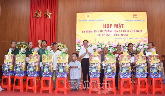 Phó Chủ tịch Hội Nạn nhân chất độc da cam/dioxin tỉnh Đặng Minh Trạng (ảnh trên) và Bí thư Đảng ủy xã Châu Thới Trương Ngọc Thảo trao quà cho các nạn nhân chất độc da cam.