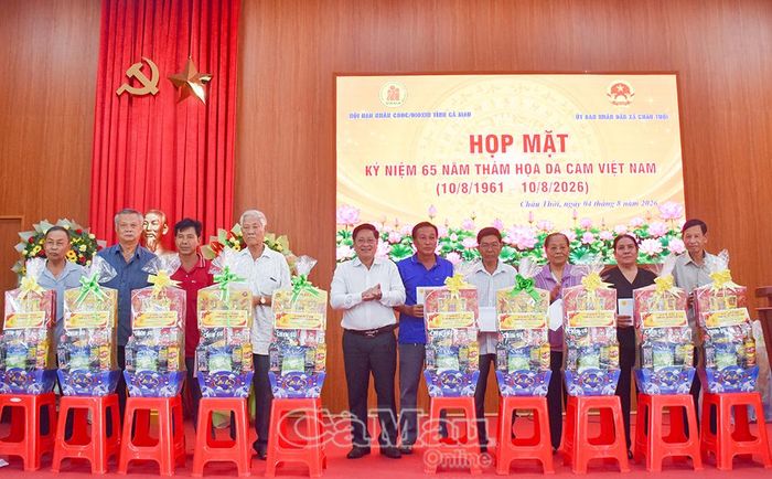 Phó Chủ tịch HĐND tỉnh Bùi Tấn Bảy trao quà cho các nạn nhân chất độc da cam trên địa bàn xã Châu Thới.
