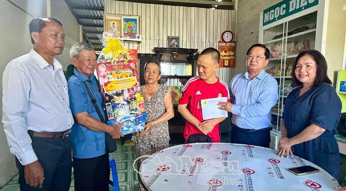  Đoàn công tác tỉnh thăm, tặng quà gia đình anh Đặng Thanh Hiểu, nạn nhân chất độc da cam, ấp Thống Nhất, Xã Hồng Dân.
