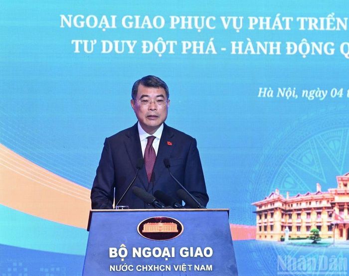 Thủ tướng Chính phủ Lê Minh Hưng phát biểu tại Phiên toàn thể hội nghị Ngoại giao lần thứ 33. (Ảnh: Báo Nhân Dân)