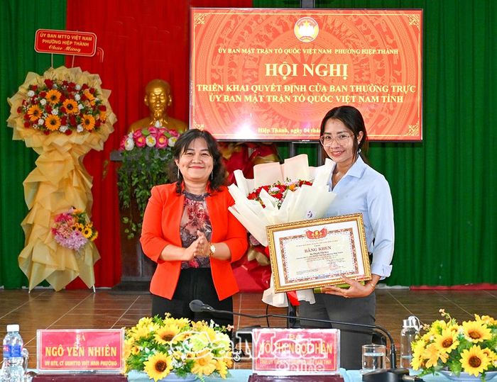  Đồng chí Võ Thị Ngọc Hân, Phó Chủ tịch Ủy ban MTTQ Việt Nam tỉnh Cà Mau, trao Bằng khen của Ủy ban MTTQ Việt Nam tỉnh Cà Mau cho đồng chí Thạch Thị Hoa.