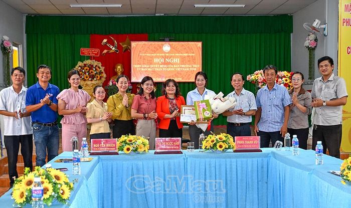 Các đồng chí lãnh đạo Ủy ban MTTQ Việt Nam tỉnh Cà Mau, phường Hiệp Thành và đại biểu chúc mừng, động viên đồng chí Thạch Thị Hoa tiếp tục nỗ lực để đạt thành tích tốt tại Hội thi toàn quốc dự kiến tổ chức vào cuối tháng 8/2026.