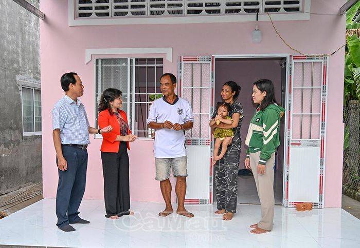 Phó Chủ tịch Ủy ban MTTQ Việt Nam tỉnh Cà Mau Võ Thị Ngọc Hân (thứ hai từ trái sang) cùng đoàn công tác kiểm tra tiến độ xây dựng nhà cho hộ anh Thạch Lập, khóm Giồng Giữa, phường Hiệp Thành.
