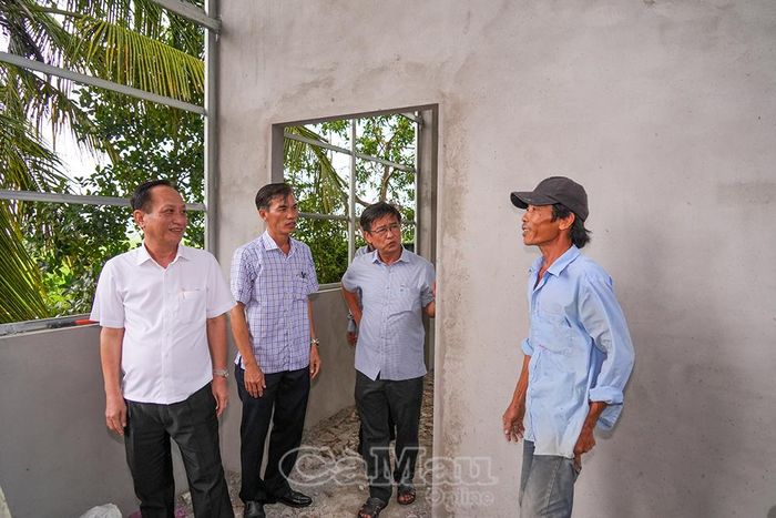 Lãnh đạo xã Phong Thạnh báo cáo tình hình xây dựng nhà cho các hộ khó khăn trên địa bàn xã.