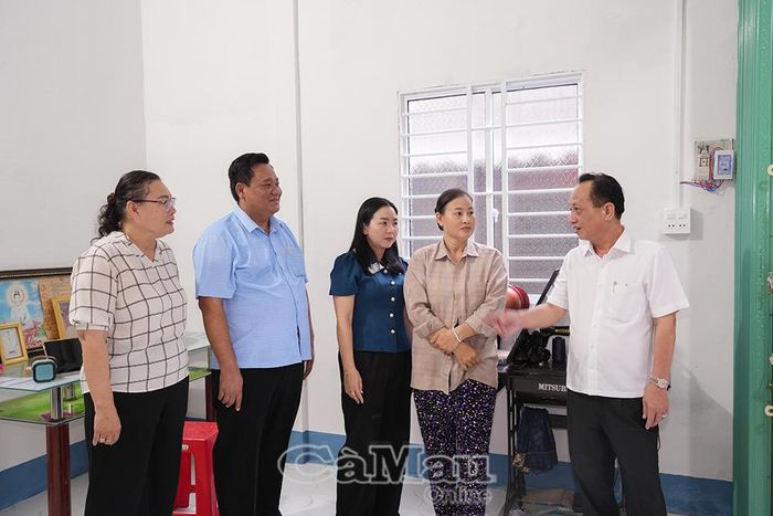 Đồng chí Phạm Văn Thiều, Phó Bí thư Tỉnh ủy, Chủ tịch HĐND tỉnh (bìa phải), gặp gỡ gia đình bà Cao Thị Mỹ Tiệp (thứ hai từ phải sang), ấp Thạnh Bình, xã Phong Thạnh.