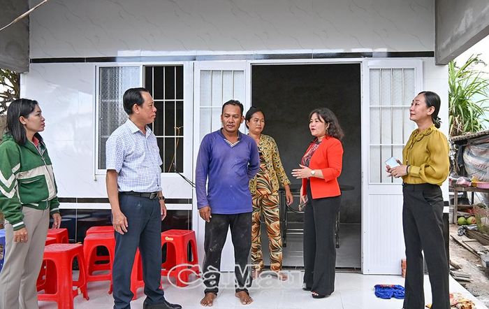 Phó Chủ tịch Ủy ban MTTQ Việt Nam tỉnh Cà Mau Võ Thị Ngọc Hân biểu dương gia đình anh Thạch Noi, khóm Biển Tây, phường Hiệp Thành, đã nỗ lực đóng góp thêm gần 50 triệu đồng tiền dành dụm để xây dựng ngôi nhà kiên cố, khang trang hơn.