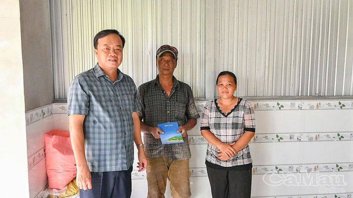 Phó Bí thư Thường trực Tỉnh ủy Huỳnh Quốc Việt trao quà, động viên gia đình chị Huỳnh Loan Thảo, hộ cận nghèo, Ấp 7, xã Thới Bình, được thụ hưởng chương trình hỗ trợ nhà ở.