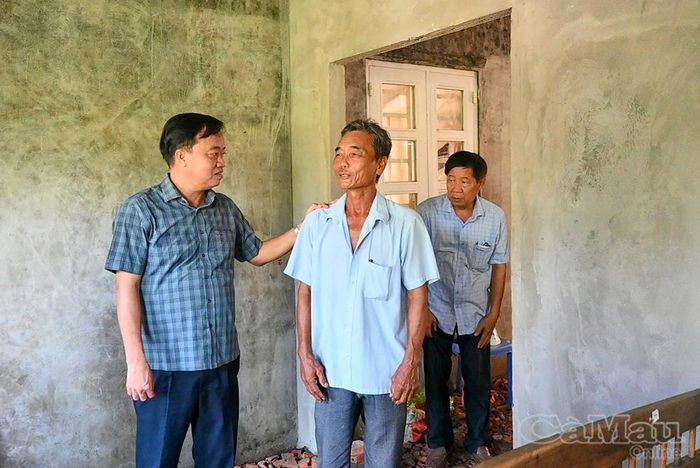 Phó Bí thư Thường trực Tỉnh ủy Huỳnh Quốc Việt gặp gỡ, động viên gia đình ông Tăng Văn Nhạn (ấp Cái Sắn, xã Biển Bạch) nỗ lực vươn lên khi sắp có căn nhà mới an cư. 