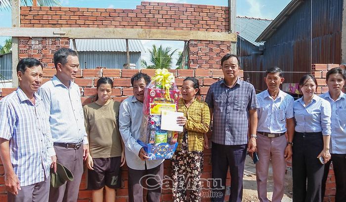 Phó Bí thư Thường trực Tỉnh ủy Huỳnh Quốc Việt và đoàn công tác tỉnh thăm hỏi, trao quà đến gia đình ông Trần Văn Vinh, nạn nhân chất độc da cam, ấp Tân Bằng, xã Biển Bạch. Có 4 thành viên đều bị ảnh hưởng bởi chất độc hóa học, hoàn cảnh nhiều khó khăn, gia đình ông Vinh là một trong những hộ được hỗ trợ xây dựng nhà ở từ Chương trình của tỉnh.