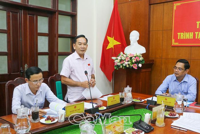  Ông Trần Văn Hòa, Phó Trưởng ban Pháp chế HĐND tỉnh, tham gia góp ý đối với dự thảo Nghị quyết.