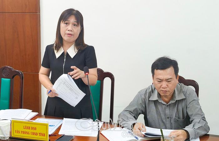  Bà Lê Thị Kim Chung, Phó Chánh Văn phòng UBND tỉnh, đại diện cơ quan chủ trì soạn thảo báo cáo tờ trình và dự thảo Nghị quyết.