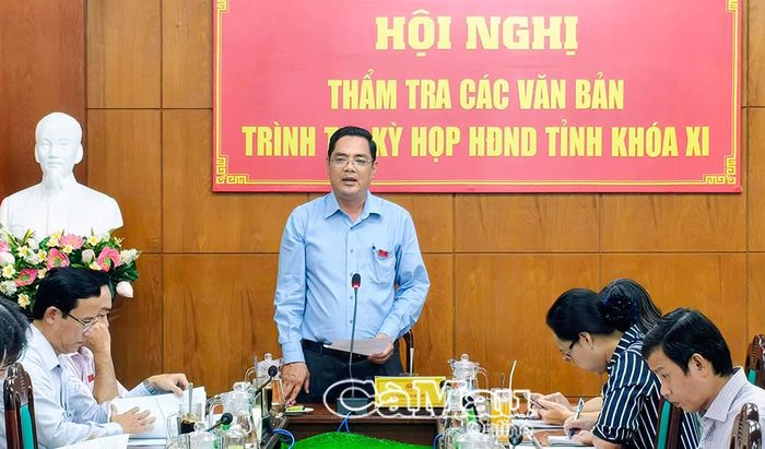 Ông Hoàng Đình Liêm, Trưởng ban Pháp chế HĐND tỉnh, phát biểu kết luận và thống nhất thông qua dự thảo Nghị quyết. 