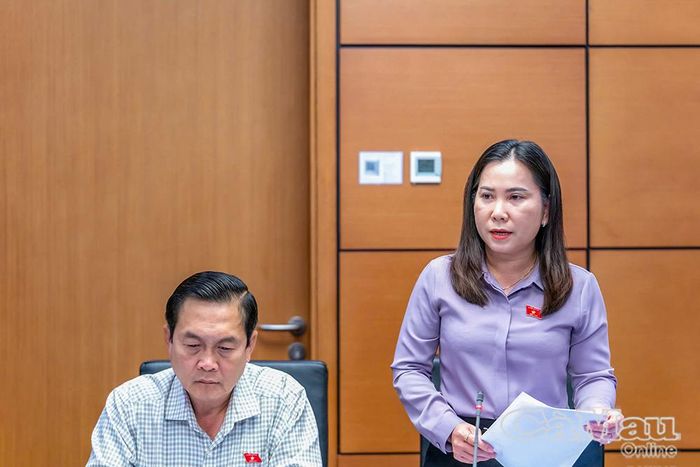 Đại biểu Lê Thị Ngọc Linh phát biểu thảo luận.