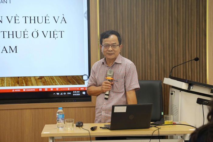Phó Kiểm toán trưởng KTNN khu vực IV Nguyễn Văn Hiệu giảng chuyên đề tổng quan về thuế và hệ thống thuế ở Việt Nam. Ảnh: N.LY