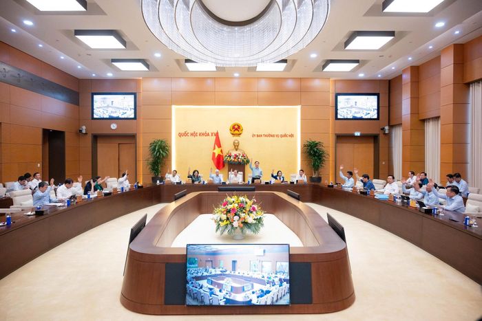 Ủy ban Thường vụ Quốc hội biểu quyết thông qua các nghị quyết thuộc thẩm quyền. Ảnh: VPQH
