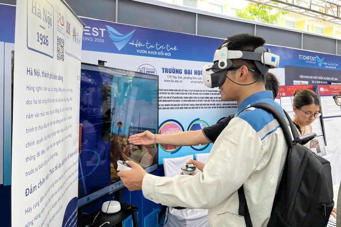 Khách tham quan trải nghiệm công nghệ thực tế ảo tại Techfest Hải Phòng 2026. Ảnh: PHÚ THÀNH