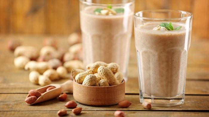 Sinh tố bơ đậu phộng giàu protein và chất béo lành mạnh, phù hợp bổ sung năng lượng trước hoặc sau khi tập luyện. Ảnh minh họa