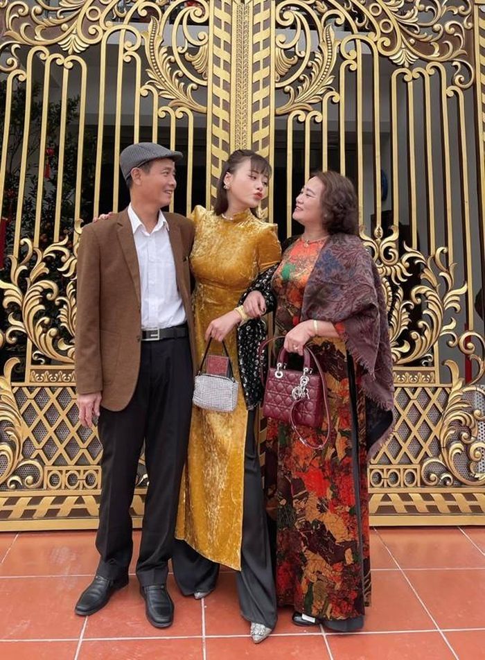 Cổng chính màu vàng đồng cỡ lớn đủ thấy sự bề thế của căn nhà.